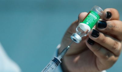 Agente de saúde é demitida após aplicar vacina contra Covid no marido e outros parentes