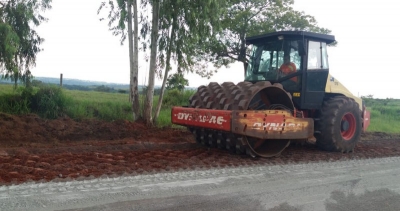 Prefeitura intensifica obras de recapeamento da estrada vicinal do distrito de Avencas