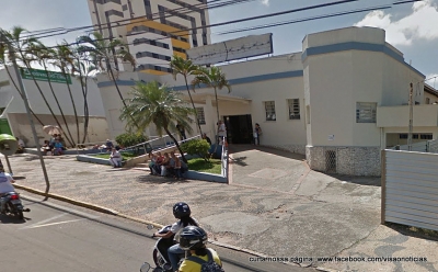 Criança atropelada pelo pai se recupera em hospital. Ela saiu da cadeirinha e desceu do carro. 