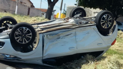 Carro capota na zona oeste de Marília