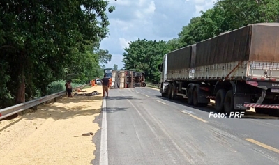 Tombamento de carreta interdita a BR-153