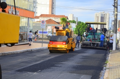 Começa o recapeamento da rua Alvares Cabral 