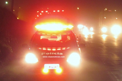 Motociclista cai da moto e é atropelado por caminhão