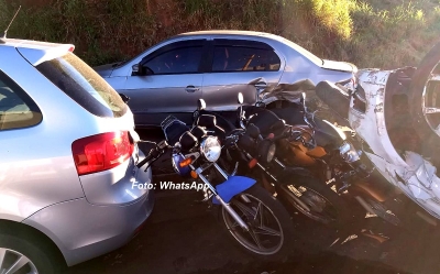 Motorista perde o controle, capota e atinge 7 veículos 