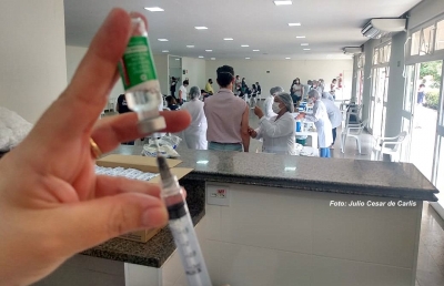 Marília imuniza cerca de 2.000 profissionais de saúde