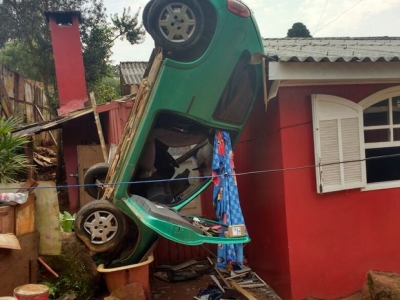Carro desgovernado com mãe e bebê dentro invade casa