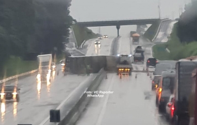 Carreta tomba na rodovia SP-294 próximo a Marília