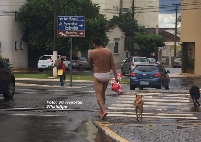 "Desfile" de homem seminu faz sucesso no centro