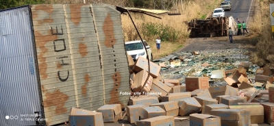 Acidente com caminhões deixa três feridos e interdita vicinal, em Tupã