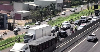 Engavetamento entre 5 veículos deixa uma pessoa ferida em Marília
