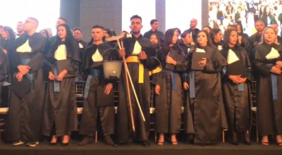 Jovem se forma em jornalismo e recebe diploma com balde e vassoura na mão