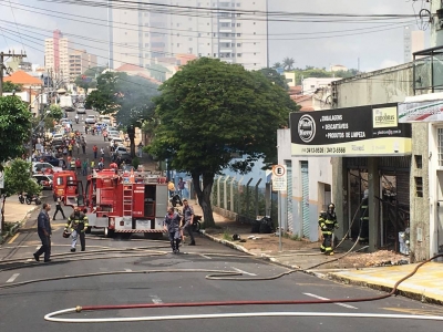 Bombeiros controlam incêndio em loja de produtos plásticos