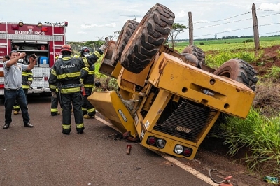 Trator tomba sobre motorista em estrada vicinal