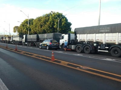 Carretas são detidas na BR-153