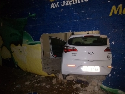 Carro descontrolado invade casa na avenida Jacinto Sá, em Ourinhos