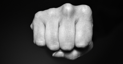 Homem é preso em flagrante por agredir e ameaçar companheira 