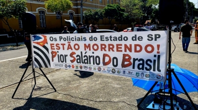 Policiais se mobilizam e protestam por melhores salários