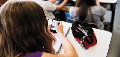 Celular ganha cada vez mais espaço nas escolas, mostra pesquisa