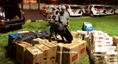 Carro roubado no RJ é apreendido pela PM em Marília com contrabando de cigarros