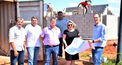 Prefeita Tina, vice-prefeito França e secretários visitam o Residencial dos Ipês