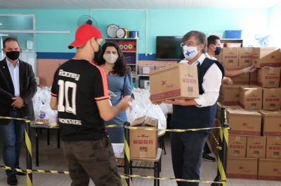 Alimentos do Programa Prato Cheio começam a ser entregues para famílias de alunos da Rede Municipal