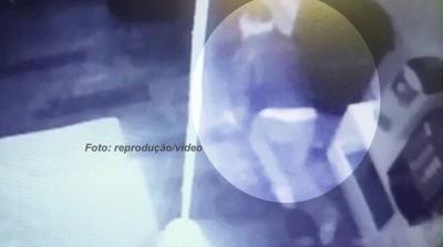 Imagens mostram criminoso invadindo salão em Marília