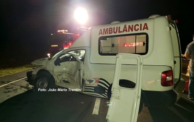 Acidente na SP-294 envolvendo ambulância mata um e fere quatro