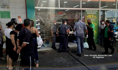 Motorista perde o controle de veículo, invade farmácia e fere 2 pessoas em Marília