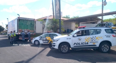 Caminhoneiro é preso com contrabando de cigarros na região