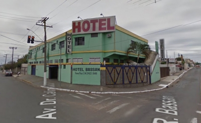 Homem é assassinado com facadas em hotel desativado