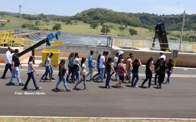 Alunos da Escola Estadual Prof. Edson Vianei visitam a obra da ETE na bacia do Pombo