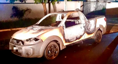 Dia de fúria: Homem é demitido, fere o chefe a golpes de canivete e depois incendeia picape