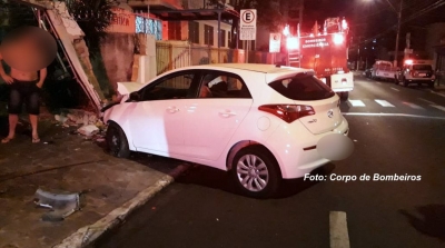 Motorista perde controle e carro destrói portão de casa próximo ao centro de Marília