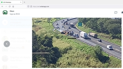 Carreta tomba na rodovia do Contorno em Marília