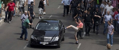 Taxista confunde viatura com Uber, ataca o carro e é preso