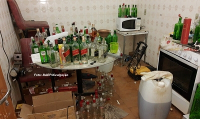 PM descobre fábrica clandestina de bebidas falsificadas na região