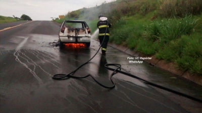 Carro pega fogo na SP-333 em Marília