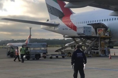 Voo com 2 milhões de doses da vacina de Oxford chega ao Brasil