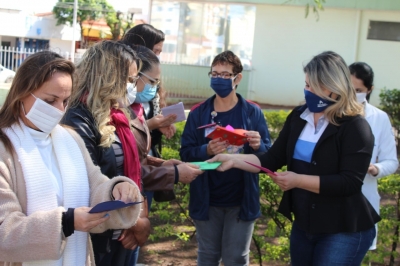 Alunos entregam 600 cartas de apoio aos profissionais da Santa Casa de Marília