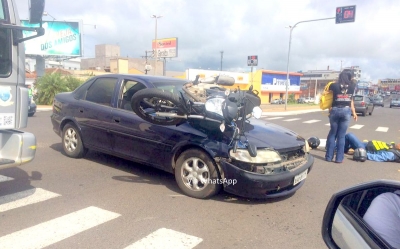 Moto para em cima de carro após violenta colisão
