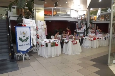 Voluntárias da APAE de Marília realizam bazar 