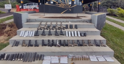 Casal é preso com várias pistolas, fuzis e munições