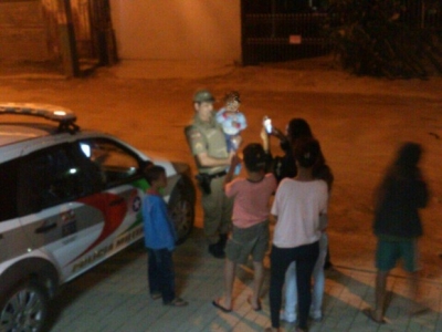 Mãe é presa em flagrante ao tentar trocar filho de 1 ano por drogas