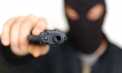 Criminosos utilizando arma de fogo invadem e roubam loja de açaí na zona sul