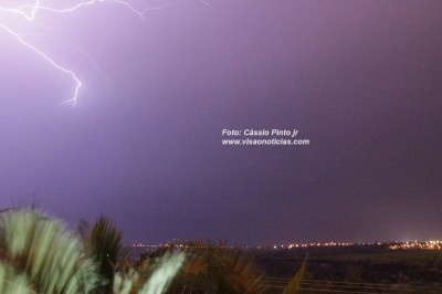 Marília tem "chuva" de raios. Tempo permanece fechado em quase todo Estado