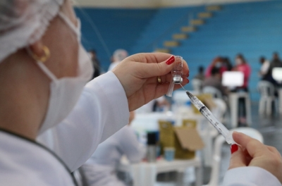 Segunda dose para pessoas de 43 anos e mais acontece nesta quarta-feira