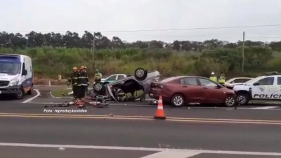 Acidente na SP-294 envolve até viatura da Polícia Rodoviária