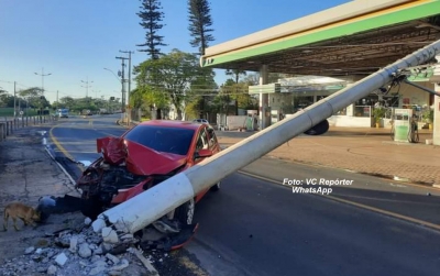 Carro derruba poste em acidente em Pompeia e prejudica tráfego na SP-294