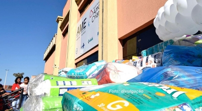 Dori entrega quase 160 mil fraldas e doação em dinheiro ao Projeto Amor de Criança
