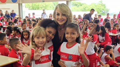 Pompeia: Prefeitura entrega uniformes de verão e inverno aos alunos da rede municipal